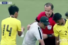 队医赖在场上不走拖延时间 主裁判对其出示黄牌视频封面