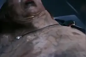 美女看着男子身体溢出水，感觉不对劲吓得转身就跑，画面不忍直视视频封面