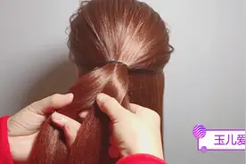 适合穿高领衣服的实用发型，比马尾洋气，比丸子时尚