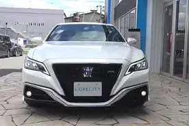 30万的2020款丰田皇冠CROWN，打开车门坐进驾驶舱，惊艳一幕开始视频封面