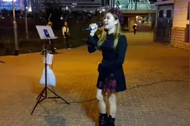 街头艺人，美女歌手小甜甜演唱凤凰传奇《自由飞翔》可惜打赏不多视频封面