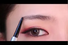 3分钟眼部化妆教程，如何让你的眼睛看起来很漂亮