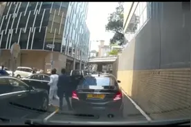 胜和前坐馆“上海仔”出行,保镖十分专业，随手都有防身武器在手视频封面