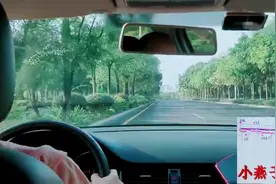 美女练习科目三路考操作错误，教练直接发火