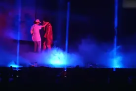 权志龙《噩梦》舞台现场，女粉丝突然上台抱住鸡涌！临场能力太强视频封面