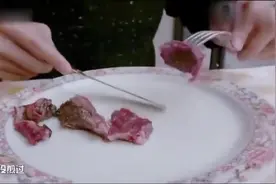 谢霆锋吃的牛排，我怀疑这是生牛肉，他却一口接一口停不下来