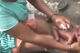 非洲妈妈竟这样给新生宝宝洗澡，下一秒简直开挂，我都看傻了！
