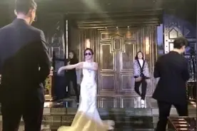 伴娘婚礼上舞得太嗨，结果新娘没能忍住蹦了起来，惊艳全场来宾！视频封面
