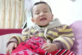 宝宝对着镜头做鬼脸逗得妈妈哈哈笑