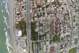 老外 无人机违法飞1500米高空 穿过云层