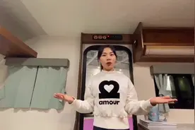 可以浪的飞起的小拖挂房车，C1驾照就能拖着玩。视频封面
