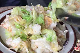 甘蓝比白菜还有营养，很多人不知道怎么做好吃，学老王的凉拌视频封面