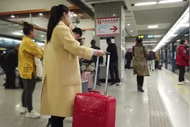 刷卡进入西安地铁站，看看西安地铁是什么样的视频封面