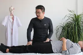 自然平躺和站立，两脚分开角度不一样，花2分钟学会矫正视频封面