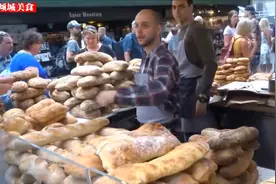 外国卖面包的小摊，面包的总类可真不少，怪不得外国人爱吃面包