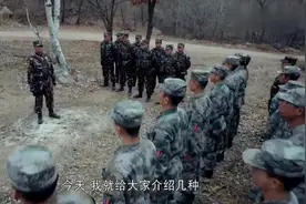 热血尖兵：特种兵训练野外生存术，现场演示生吃蛇