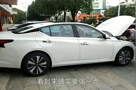 客户提车了2020款新天籁2.0L，白色真漂亮，越看越耐看