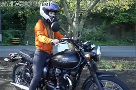 妹子试驾她的川崎W800摩托车，真帅气