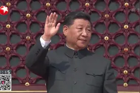 北京：10万群众游行长安街精彩上演