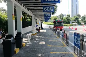 珠海有个公交车站，先刷卡再进站乘车，这操作有点像进地铁站视频封面