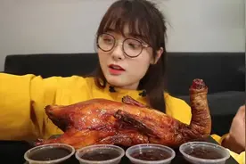 吃货哎哟阿尤吃流油烤鸭，用手拿着往嘴里塞，连鸭屁股都不放过！视频封面