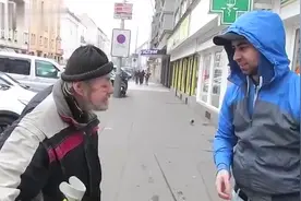 街头钱包测试，一流浪老人因为他的诚实收到1000美元奖励视频封面