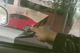 审车不通过，不允许有太阳膜，看看怎么撕太阳膜_