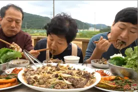 韩国兴森大叔一家开饭了，妈妈用蘑菇做了丰盛的烤肉料理，好香视频封面