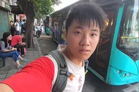 小哥来深圳坐公交车，上车直接可以用手机扫码，感觉太方便了