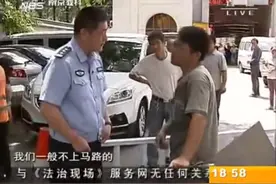 电动车后面拉空箱子，还有人倒坐在后，宏琪质问回答“好玩”？