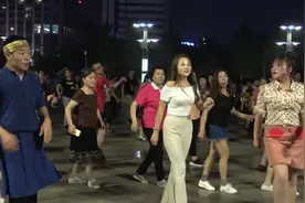 济南小伙跳广场舞成网红，真是男人浪起来女人都怕