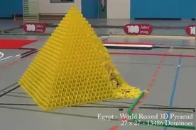 12万8千张多米诺骨牌在环球旅行中倒下破了吉尼斯世界纪录视频封面
