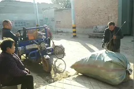 海哥家卖废品，连卖带送矿泉水瓶1元1斤，这一大堆能卖几个钱？视频封面