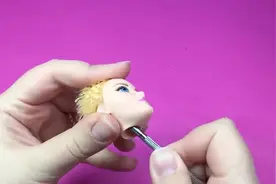 用彩色大头笔给芭比染发