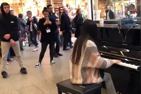 伦敦火车站钢琴即兴弹奏《钢铁洪流进行曲》 被震撼到了！视频封面