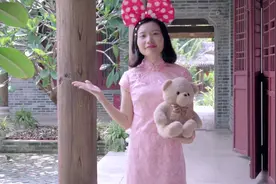 Where is the bear? 小熊在哪里？我们来抓迷藏，猜猜门后是谁。