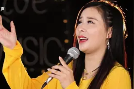 这首歌太伤感，不敢多听，只因我怕会哭着想你，听多少遍都不过瘾