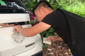 新手驾照开车要粘实习标，撕下胶印难擦咋办？小伙妙招轻松搞定