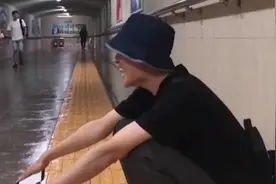 让人心疼的小伙？蹲地铁通道唱「想死却又不敢」，撕心裂肺太扎心视频封面