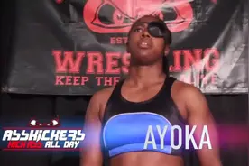 女子职业摔角：女选手你穿貂皮大衣来比赛不嫌热吗？视频封面