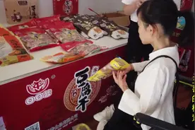 就要回家了，老街上买点特产，这家的真的很划算，还可以给邮寄呢