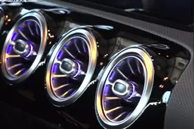 梅赛德斯奔驰A级车，空调出风口装配氛围灯，看起来科技感十足视频封面