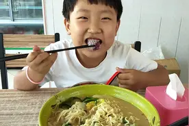 乡村小霞带着老二胖飞去买衣服，途中发生什么事，飞说吃比穿重要视频封面