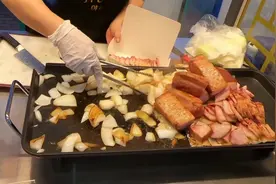 韩国街头的香煎五花肉，用刀切成薄片，在他们看来就是人间美味！