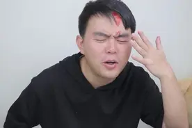 小伙体验电影道具啤酒瓶砸脑袋，砸完感觉还想再来一次，真爽视频封面