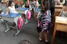 农村小学只收了15个孩子，教室居然2种桌子，啥情况？一朝退20年视频封面