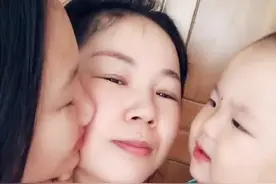 现在不流行一句话：“他扒拉我”，被小宝宝演绎的淋漓尽致