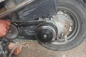 摩托车起步加油门的时候；发动机总是有吱吱的响声，该怎么修理呢