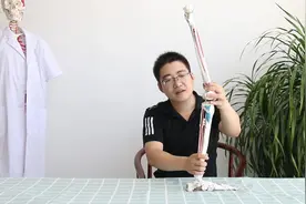 膝盖痛拍片有骨刺，这时应该怎么办？别怕，多不是骨刺的事！视频封面