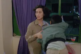 经典电影：梅姨为了救孩子，让孩子爬窗户逃走，自己去和人拼命！视频封面